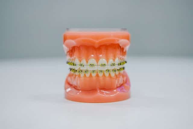 Najczęściej stosowane usługi dentystyczne przez stomatologów na Pradze