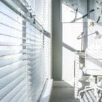 Jak utrzymać czystość zabudowy balkonów szkłem?
