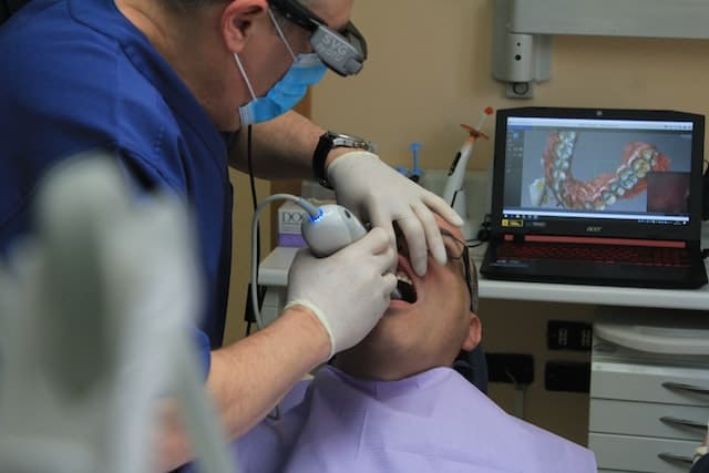 Leczenie zębów przez stomatologa na Pradze