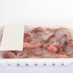 Praktyczne wskazówki: Jak gotować mrożone mięso zachowując jego smak i wartości odżywcze