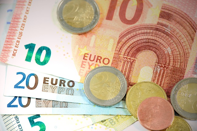 Cena euro - czy tanieje czy drożeje? Aktualne trendy na rynku walutowym