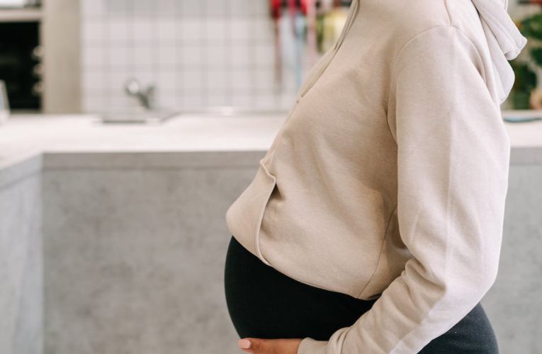 Ból brzucha na początku ciąży – czy jest podobny do dolegliwości okresowych?