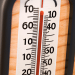 Czy warto zainwestować w termometr kominkowy? Jakie są korzyści i wady tego rodzaju termometru?