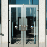 Czy drzwi wejściowe szklane są bezpieczne? Przegląd zalet i wad drzwi szklanych wejściowych