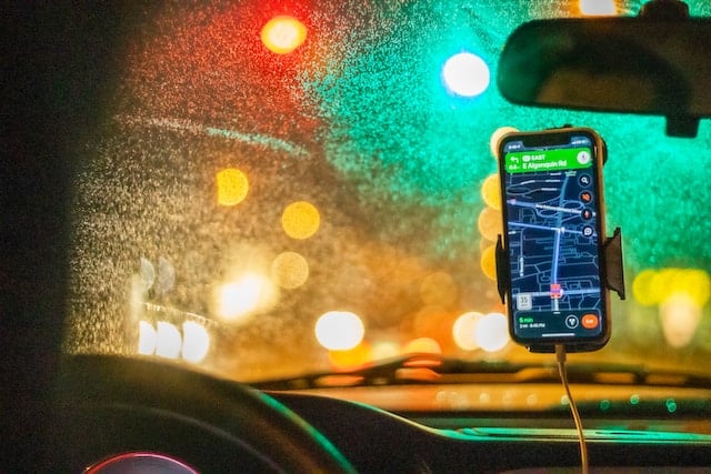 GPS: Monitoring pojazdów w Twoim smartfonie – jakie są tego korzyści? 